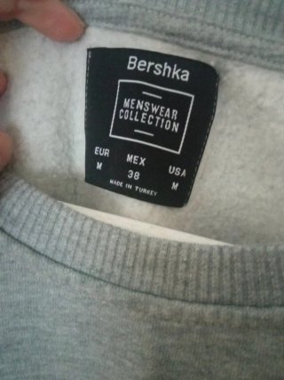 Sudadera Bershka gris con texto