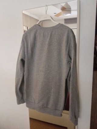 Sudadera Bershka gris con texto