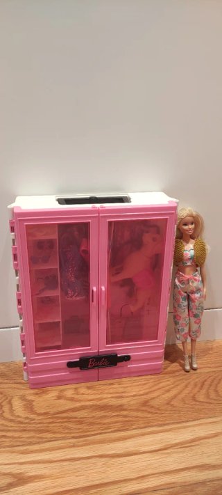 Armario Barbie con accesorios y perrito
