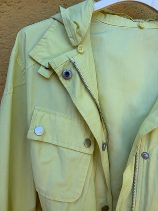 Gabardina amarilla con capucha