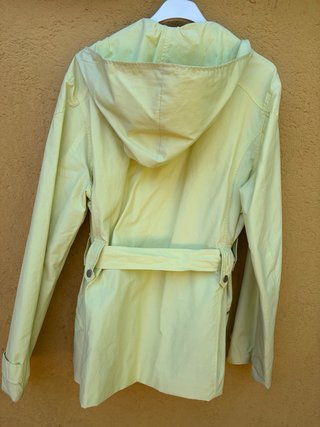 Gabardina amarilla con capucha