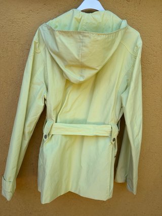 Gabardina amarilla con capucha