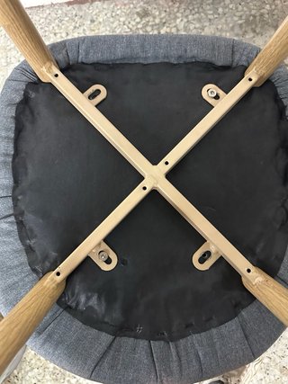 Lote 24 sillas tapizadas gris patas madera
