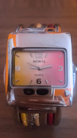 Reloj Morita plateado de colores especiales