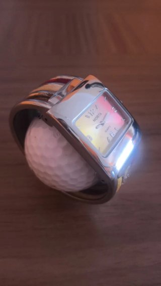 Reloj Morita plateado de colores especiales