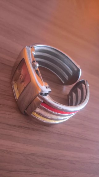 Reloj Morita plateado de colores especiales