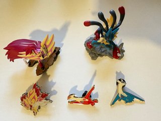 Figuras y Pins Pokémon TCG