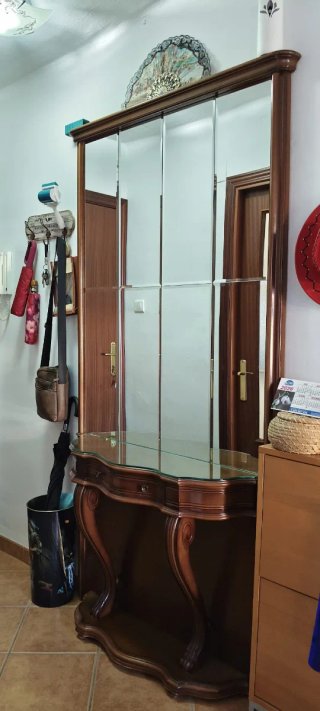 Recibidor de madera con espejo