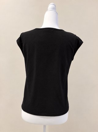 Camiseta negra básica sin mangas