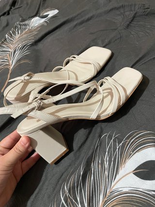 Sandalias beige tacón cuadrado
