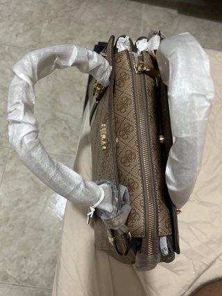 Bolso Guess Monogram Marrón y Beige