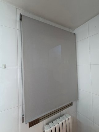 Cortina enrollable Louverdrape gris 91x145