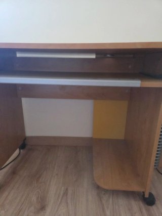 Escritorio de estudio para ordenador y estantería