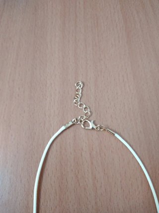Collar con cordón y colgante de gatito