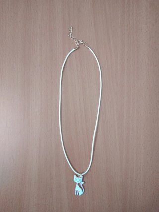 Collar con cordón y colgante de gatito
