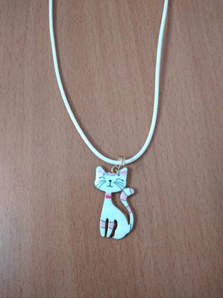 Collar con cordón y colgante de gatito