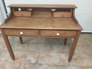Escritorio de madera con cajones