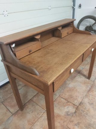 Escritorio de madera con cajones