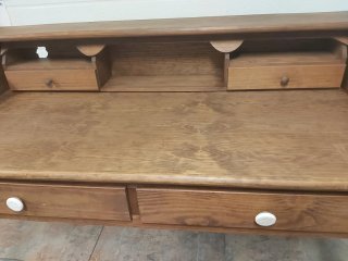 Escritorio de madera con cajones