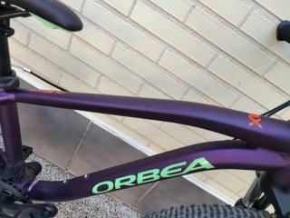 Bicicleta Orbea MX 24 XC Morada y verde.