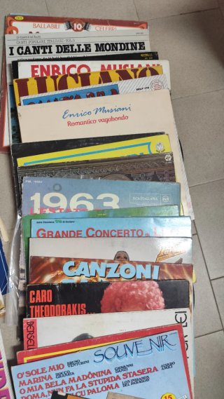 Vinili una trentina da 33 e una decina da 45 giri