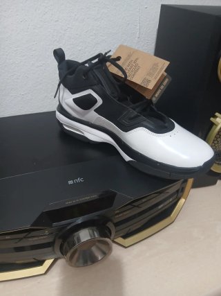Nike Zapatilla Baloncesto Negra y Blanca