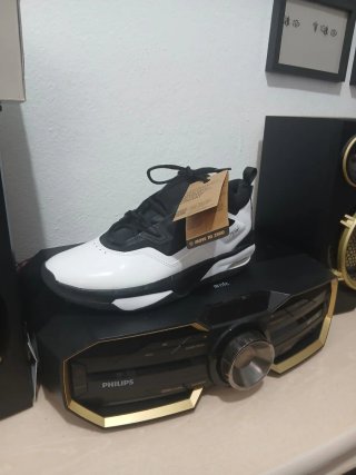Nike Zapatilla Baloncesto Negra y Blanca