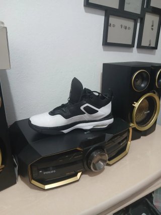Nike Zapatilla Baloncesto Negra y Blanca