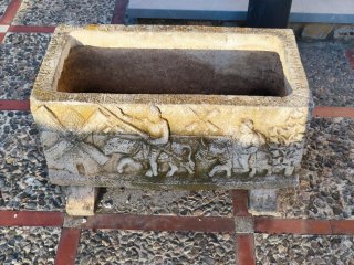 Maceta de piedra con relieve
