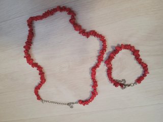 Collar Rojo con Colgante Plateado