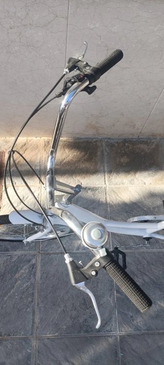 Bicicleta de tres ruedas blanca con cesta