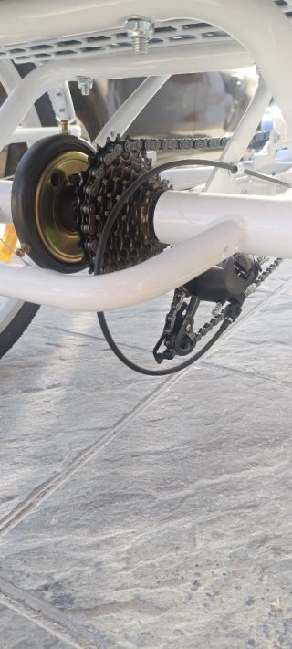 Bicicleta de tres ruedas blanca con cesta
