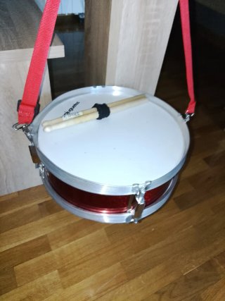 Tambor infantil con baquetas y correa