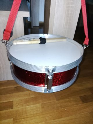 Tambor infantil con baquetas y correa