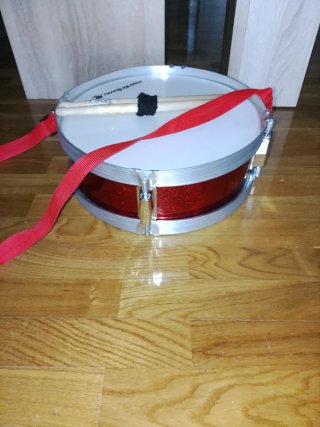 Tambor infantil con baquetas y correa