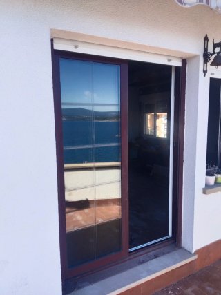 Puerta y ventana aluminio granate