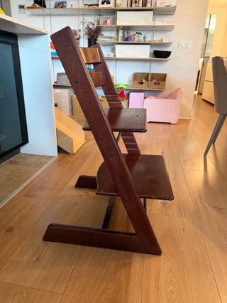 Trona Stokke marrón oscuro