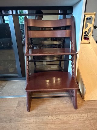 Trona Stokke marrón oscuro