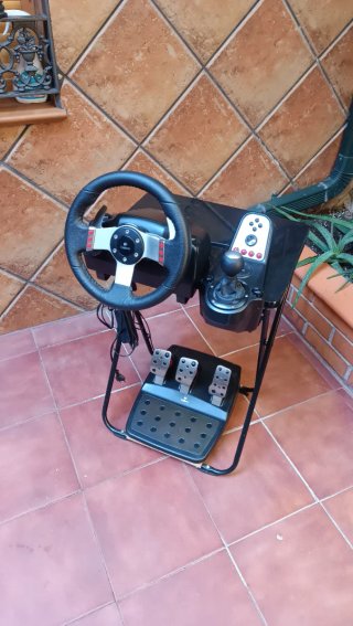 Volante Logitech G27 con pedales palanca y mesa