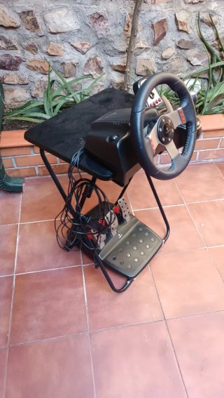 Volante Logitech G27 con pedales palanca y mesa