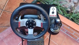 Volante Logitech G27 con pedales palanca y mesa