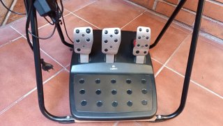 Volante Logitech G27 con pedales palanca y mesa