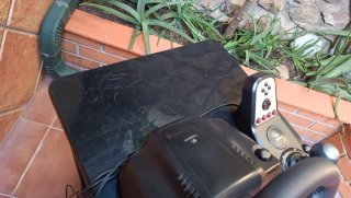 Volante Logitech G27 con pedales palanca y mesa