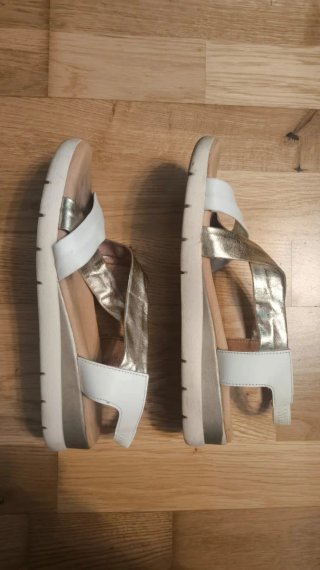 Sandalias Raquel Pérez doradas y blancas