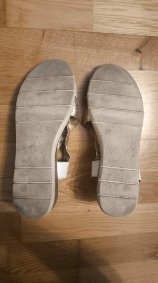 Sandalias Raquel Pérez doradas y blancas