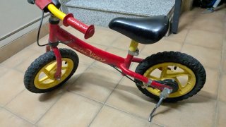 Bicicleta de equilibrio roja y amarilla