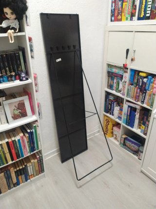 Espejo de pie Ikea negro y blanco