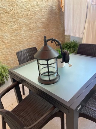 Farol exterior de metal y cristal