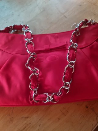 Bolso rojo con cadena