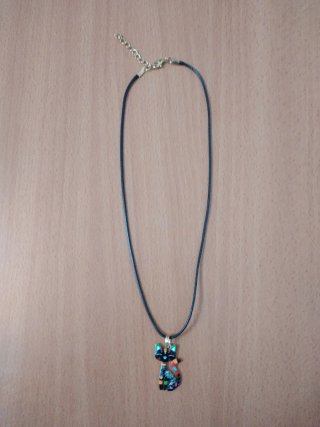 Collar de cordón con colgante de gatito negro